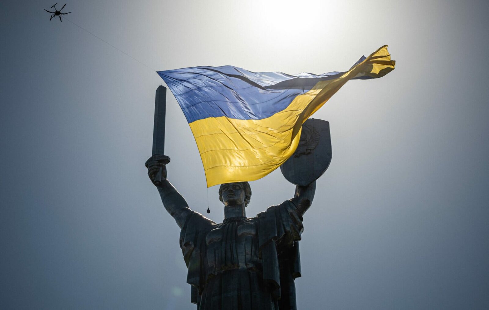 Ambasada Ucrainei în Rusia, aflată închisă din februarie 2022 de la debutul invaziei rusești, a fost recent obligată de o instanță din Moscova să achite peste 5,5 milioane de ruble (aproximativ 71.000 de dolari) pentru factura la energie electrică, o decizie care intensifică și mai mult tensiunile diplomatice dintre cele două țări