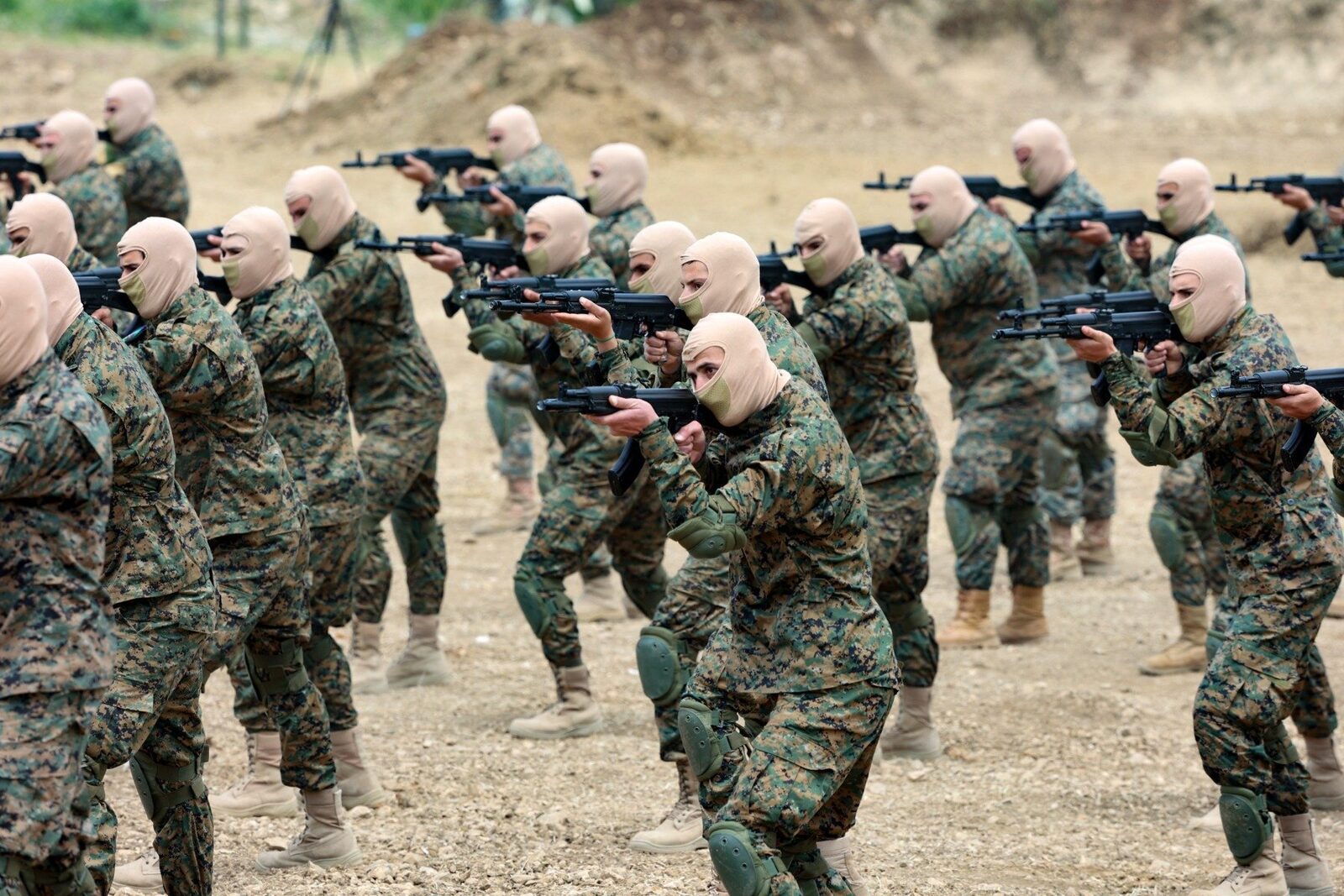 Hezbollah se pregătește de un conflict prelungit cu Israelul, revenind la tactici de gherilă Gruparea Hezbollah din Liban pare să-și adapteze strategia militară, pregătindu-se pentru o posibilă invazie israeliană pe scară largă și un conflict de durată