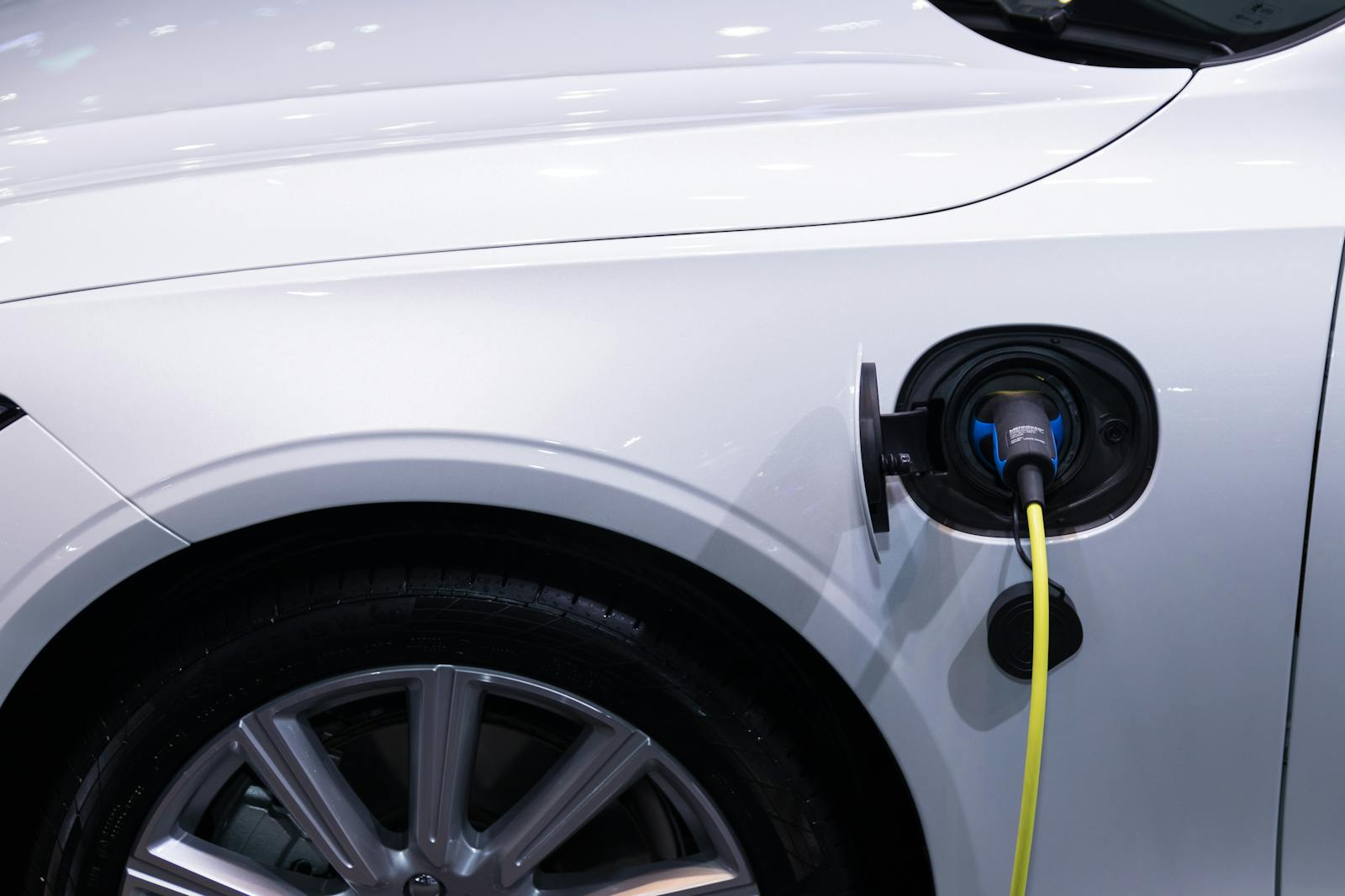 Hibridele plug-in, de mult timp considerate soluția perfectă pentru trecerea de la mașinile cu motoare termice clasice la cele complet electrice, nu se dovedesc a fi chiar atât de eficiente în realitate precum s-a crezut inițial