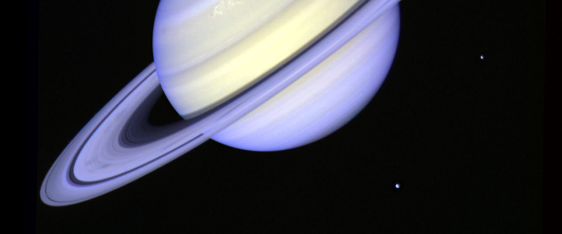 Saturn, a celor mai spectaculoase și enigmatice corpuri din sistemul nostru solar, continuă să fascineze astronomii cu misterele sale