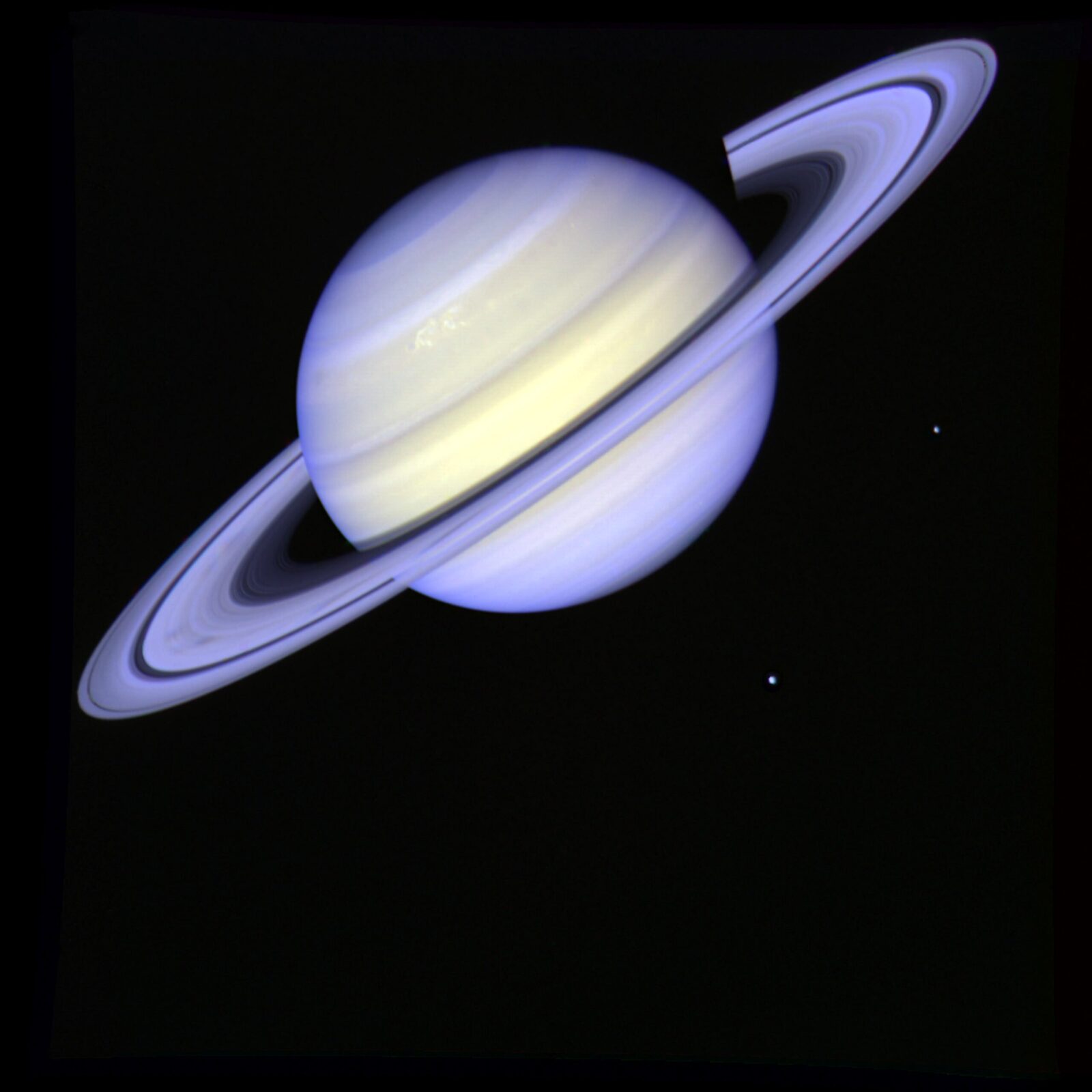 Saturn, a celor mai spectaculoase și enigmatice corpuri din sistemul nostru solar, continuă să fascineze astronomii cu misterele sale