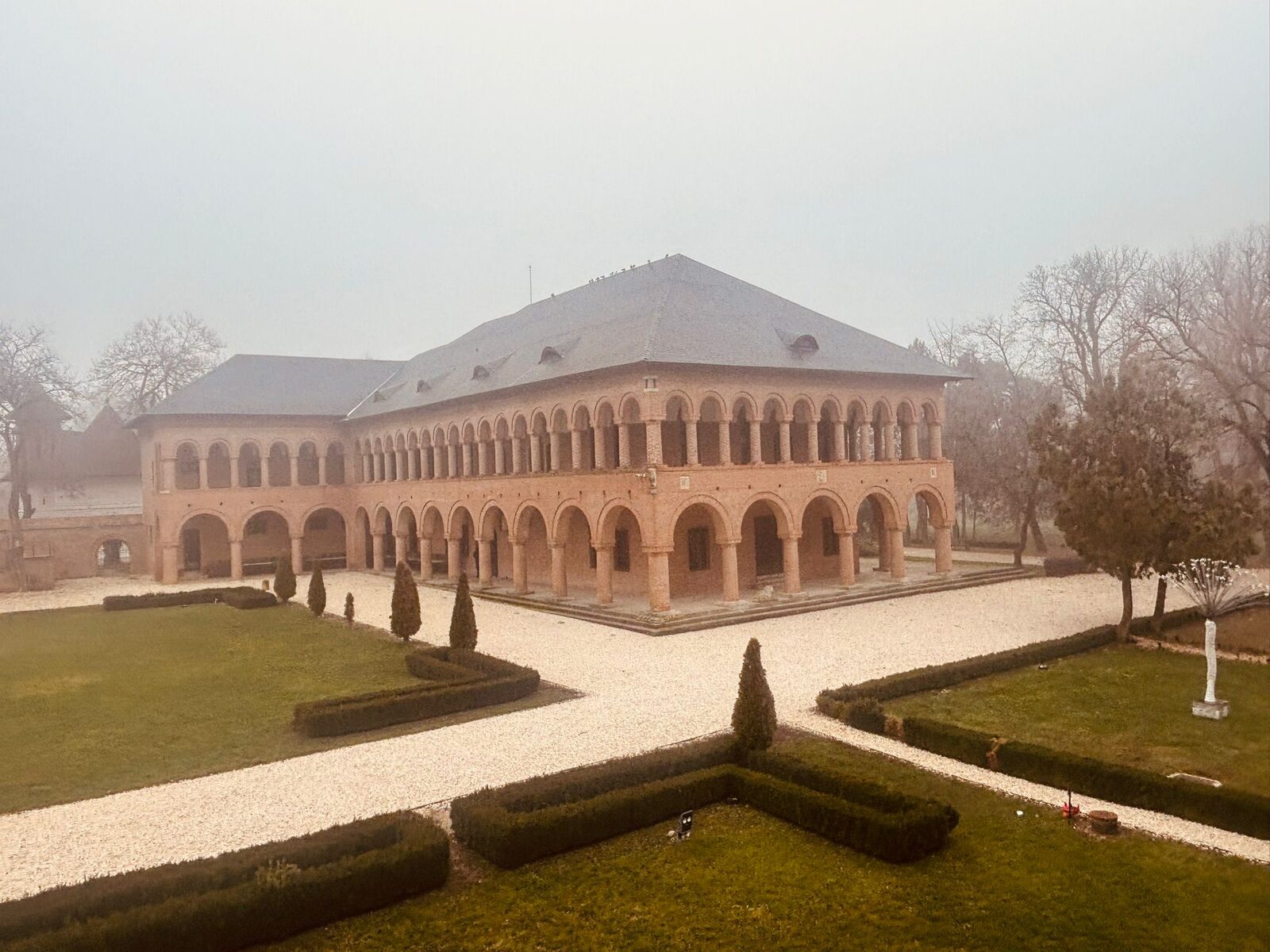 Palatele Brâncovenești, între artă și natură: expoziție de pictură în componenta lor culturală Palatele Brâncovenești, renumit ansamblu istoric situat în inima României, găzduiesc până la finalul lunii februarie o expoziție de pictură intitulată „Structuri vegetale”