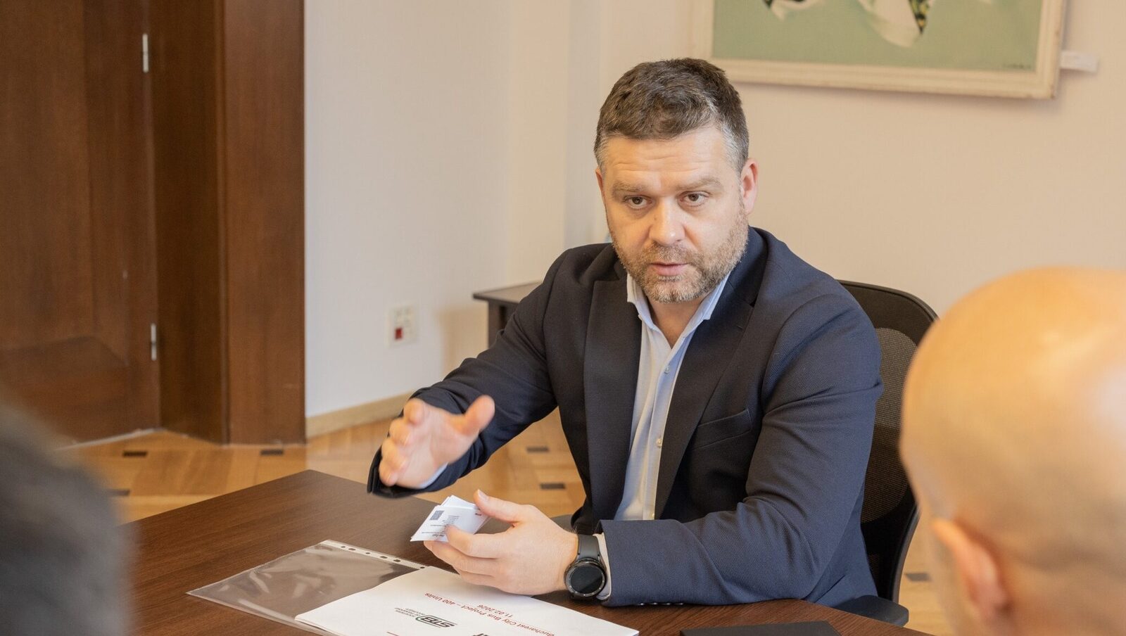 Primarul Capitalei, Ciprian Ciucu, a anunțat că va începe un audit personal la Societatea de Transport București, companie acuzată de acumularea unei datorii uriașe de 1,6 miliarde de lei și gestionată aparent de o structură administrativă extrem de aglomerată și ineficientă