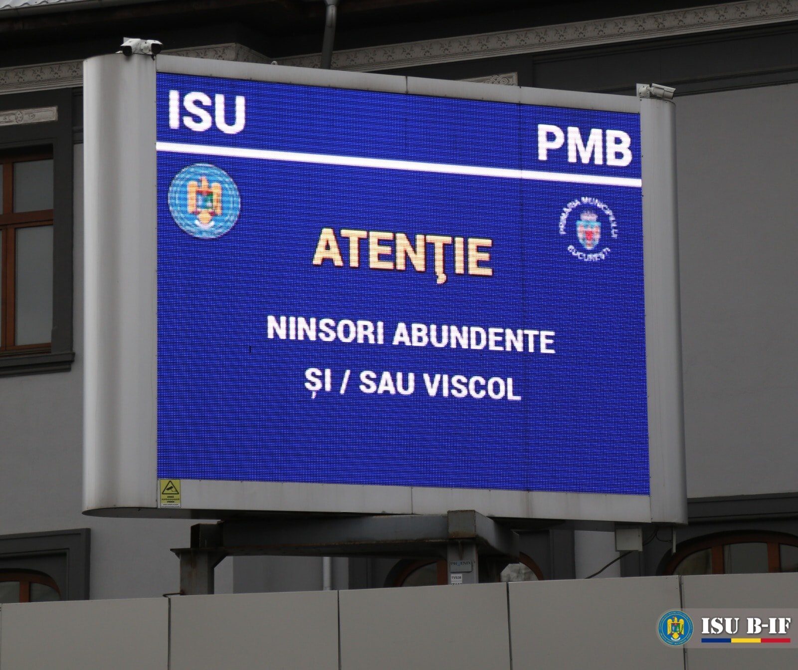În contextul avertizărilor meteo de cod portocaliu pentru ninsori și viscol în București și zona Ilfov, autoritățile și-au intensificat eforturile de informare, recomandând populației măsuri de precauție pentru a face față fenomenelor extreme