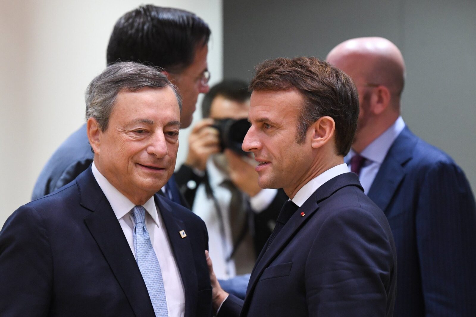 Mario Draghi atrage atenția asupra agravării situației economice în cadrul liderilor europeni Un avertisment sever din partea fostului premier italian și fost președinte al Băncii Centrale Europene, Mario Draghi, a fost exprimat joi în cadrul unui discurs adresat liderilor europeni, marcând o potențială cotitură în direcția politicilor economice ale Uniunii Europene