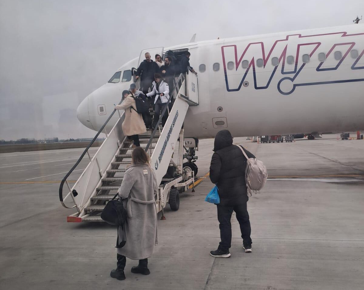 Dezorientare și incertitudine la bordul unui zbor WizzAir de la București la Madrid Un pasager aflat la bordul unui zbor internațional operat de WizzAir, ce avea ca destinație Madrid, a relatat pentru G4Media o experiență de neînțeles, marcată de probleme tehnice și incertitudine totală pentru călători