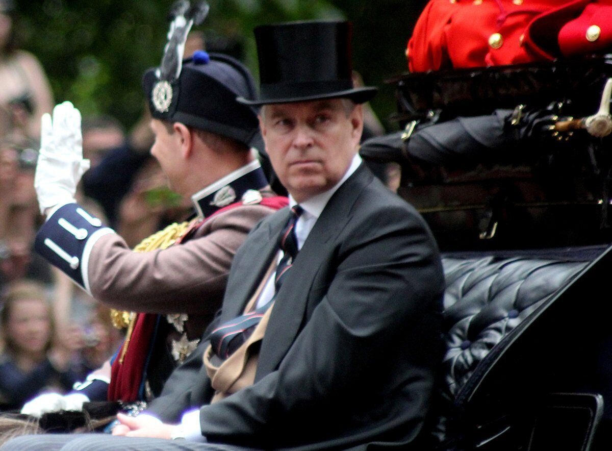 Fratele mai mic al regelui Charles, Ducele de Edinburg, Andrew Mountbatten-Windsor, a fost implicat într-un scandal de amplă amploare legat de divulgarea unor documente sensibile, dezvăluite public în urmă cu doi ani, care ar putea răsturna imaginea familiei regale britanice