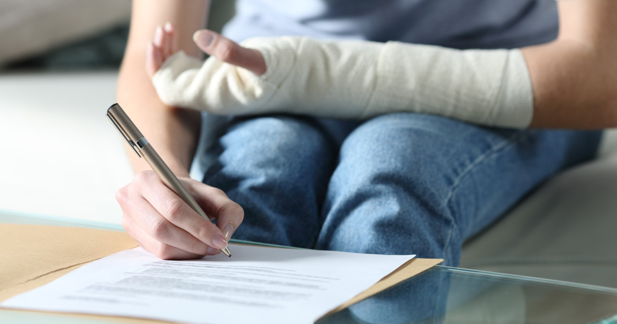 Avocatul Poporului atacă la CCR măsura Guvernului privind neplata primei zile a concediilor medicale. Ce argumente ridică