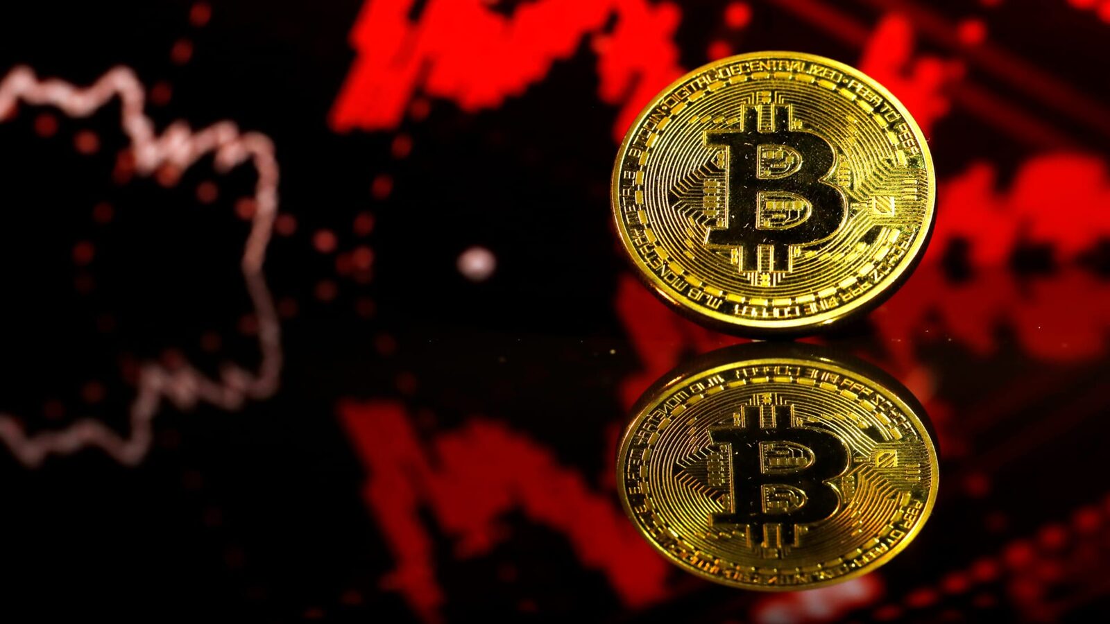 Bitcoin sub 61.000 de dolari: scăderi alarmante pentru liderul criptomonedelor Bitcoin a pierdut brusc din valoare, atingând joi seara cota de 60.062 de dolari, o scădere semnificativă care reflectă scăderea încrederii investitorilor în ceea ce cândva era considerată o alternativă viabilă la moneda tradițională