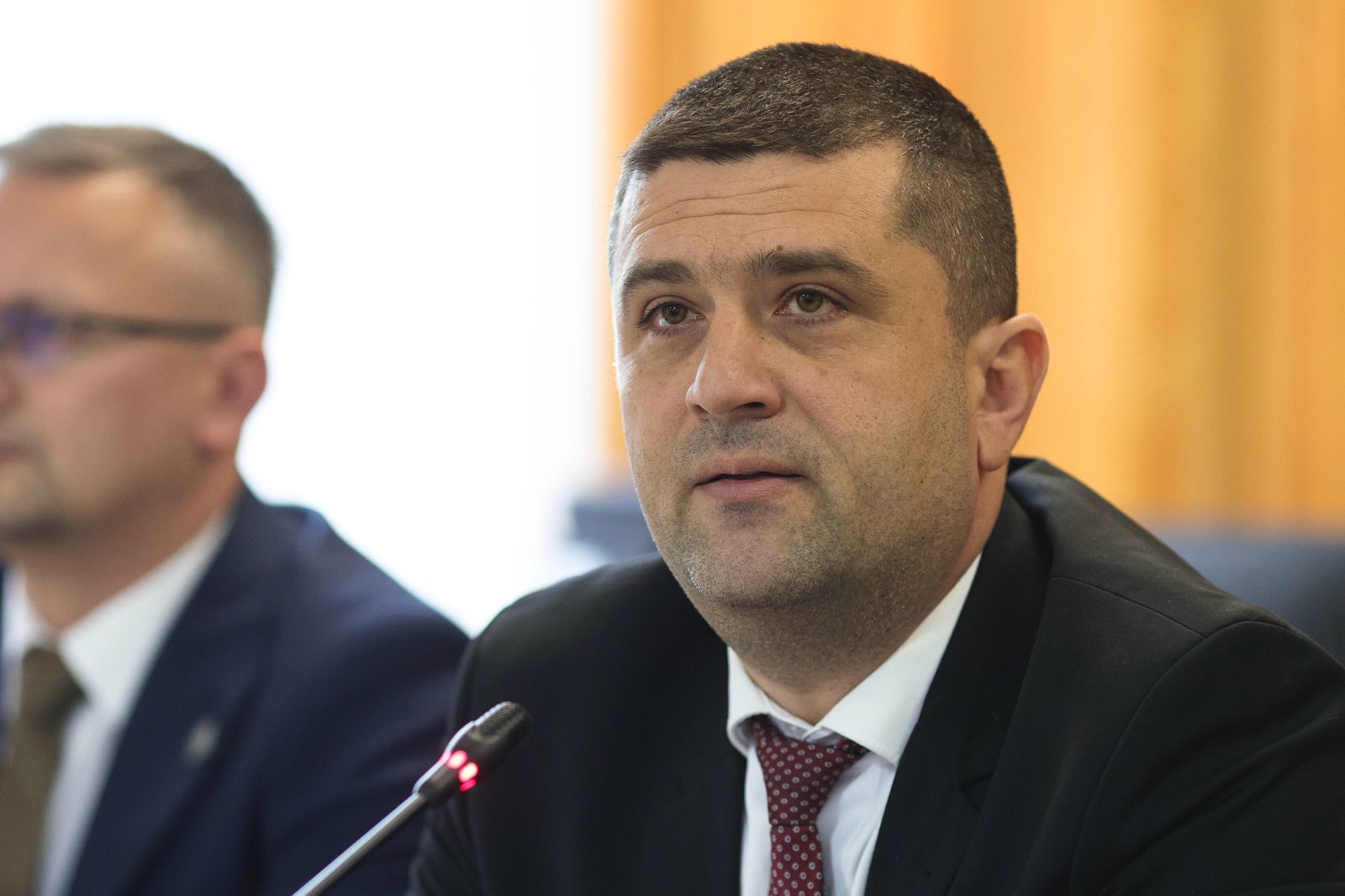 Bloc construit ilegal, în apropierea depozitelor de muniție din Craiova Ministrul Apărării, Radu Miruță, a semnalat o situație îngrijorătoare la Craiova, unde un dezvoltator imobiliar a finalizat construcția unui bloc cu nouă etaje, fără respectarea reglementărilor privind distanța față de depozitele de muniție