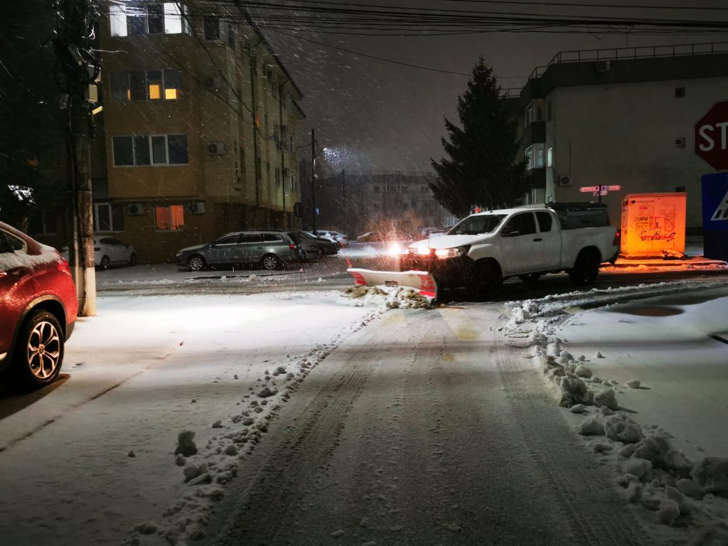 Utilaje de deszăpezire, pe străzile din Popești-Leordeni, oraș din județul Ilfov, aflat sub cod portocaliu de viscol. București și alte 11 județe sunt și ele vizate de alertă meteo Foto: HotNews