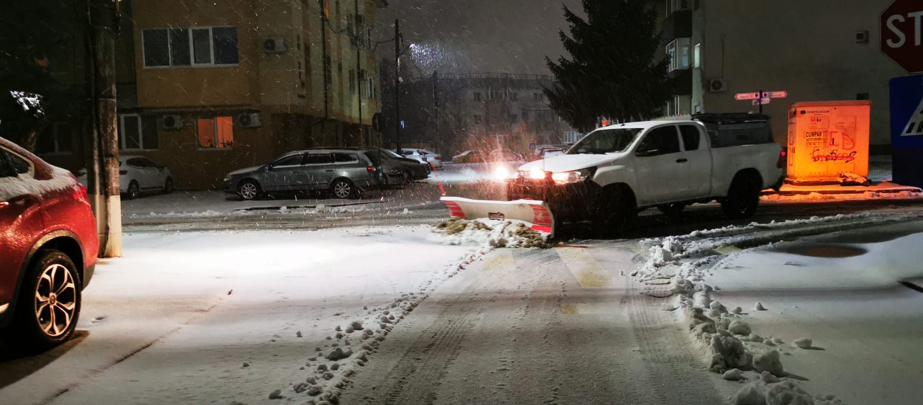 Utilaje de deszăpezire, pe străzile din Popești-Leordeni, oraș din județul Ilfov, aflat sub cod portocaliu de viscol. București și alte 11 județe sunt și ele vizate de alertă meteo Foto: HotNews