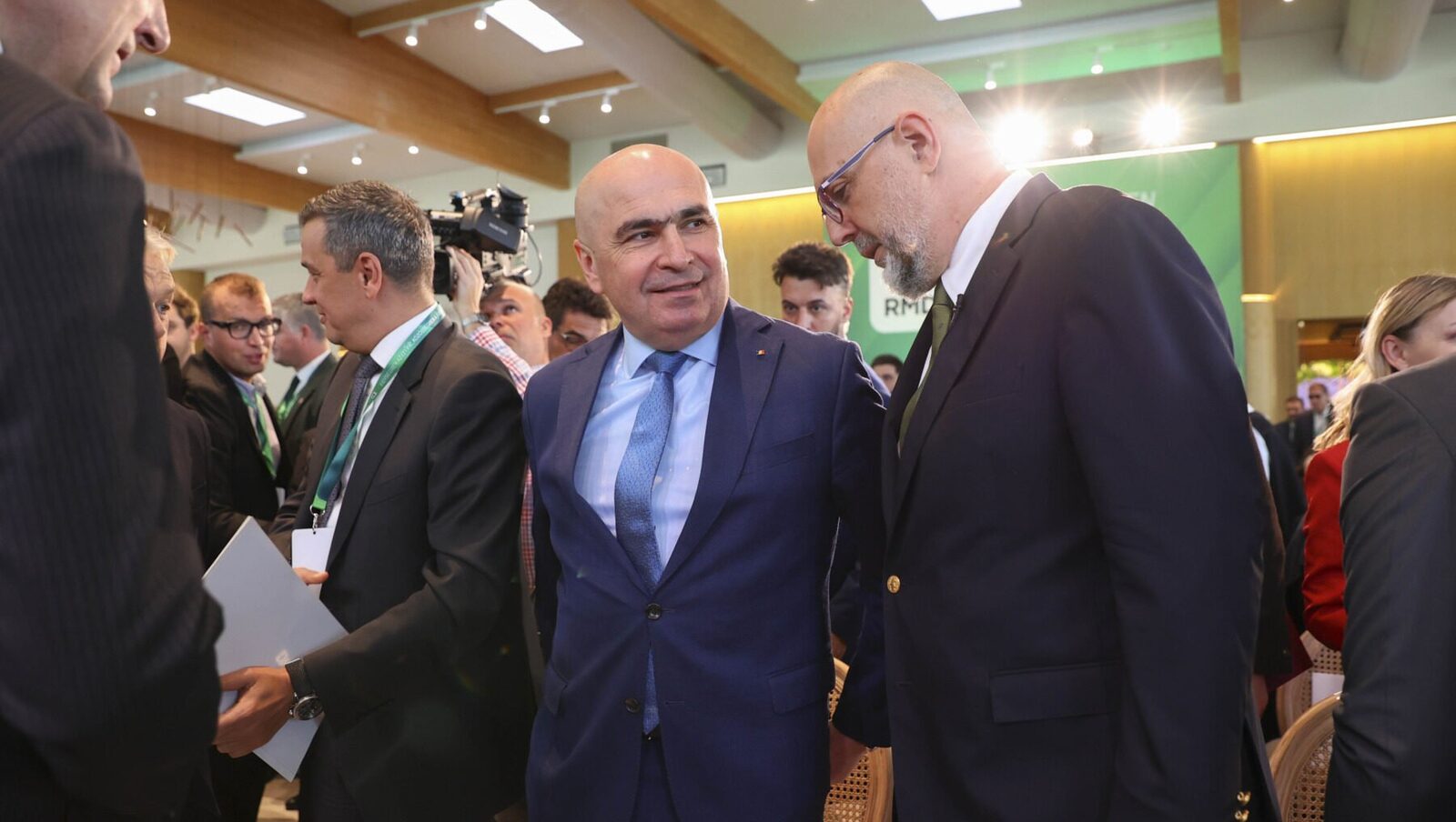 UDMR și guvernul României caută soluții pentru amânarea creșterii impozitelor: liderul maghiar afirmă că discuțiile sunt în curs de consolidare Unul dintre principalele subiecte care agită scena politică românească în ultima vreme îl reprezintă majorarea impozitelor, un proiect despre care se discută intens în contextul crizei economice și a presiunii sociale crescute