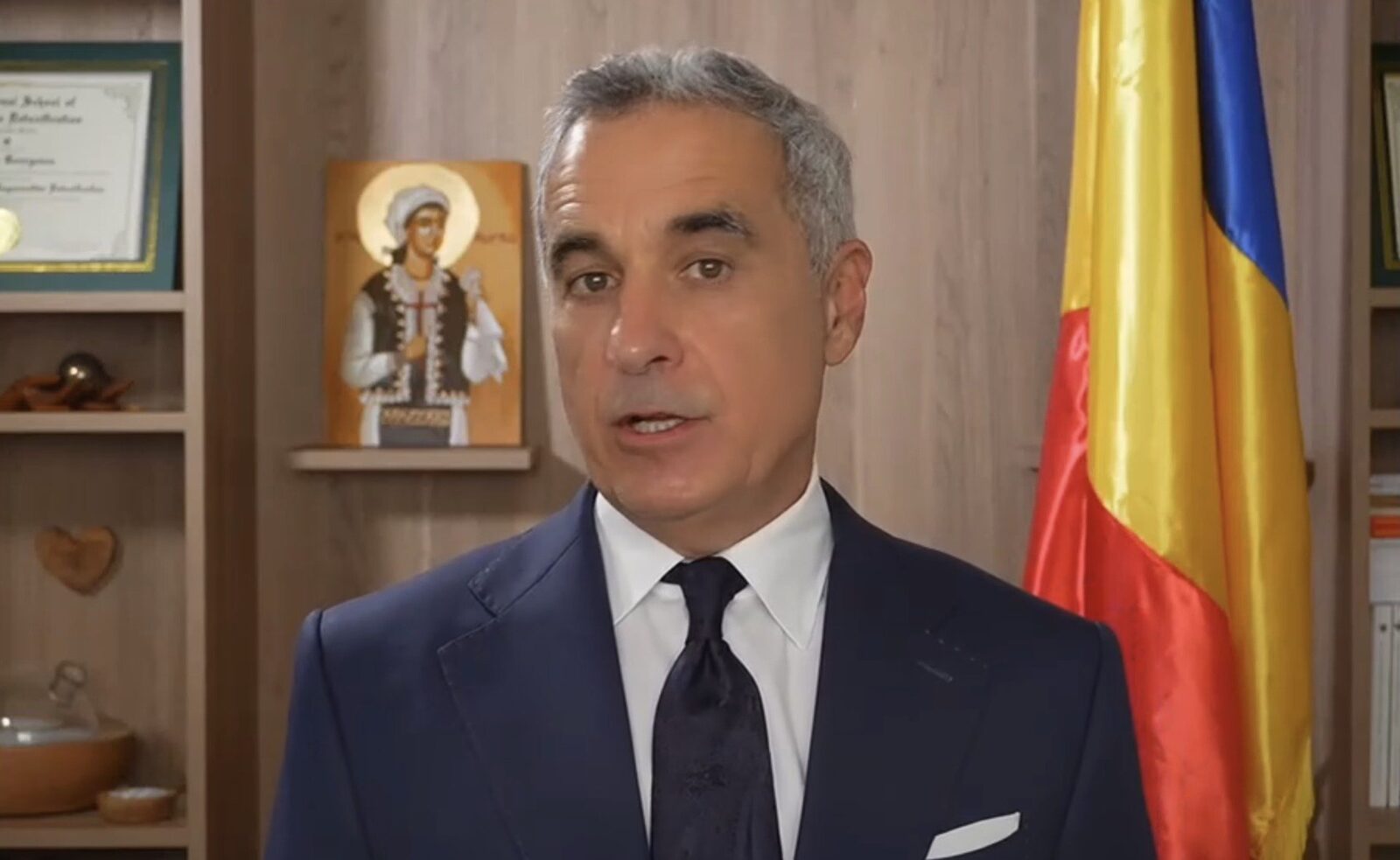 Călin Georgescu, figura controversată a scenei politice românești, comentează raportul Congresului SUA cu privire la alegerile din România Fost candidat la președinția României și cunoscut pentru pozițiile sale delicate și adesea contestate, Călin Georgescu a făcut zilele trecute o apariție surprinzătoare în emisiunea de la Realitatea, unde a abordat subiectul raportului preliminar al Comisiei juridice a Congresului SUA