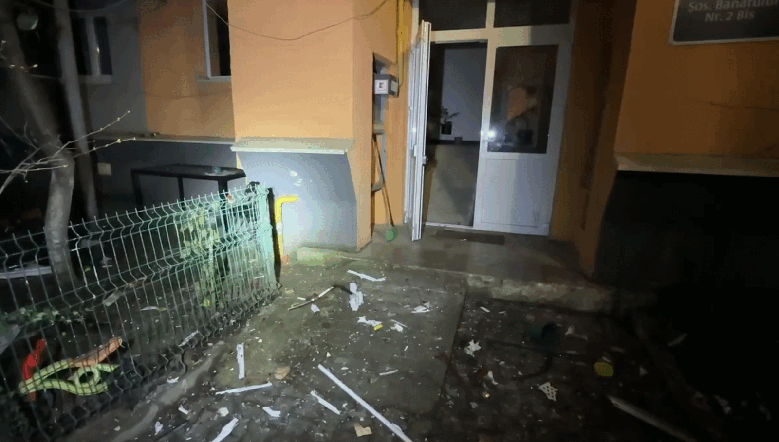 O explozie puternică, cazul care a zguduit liniștea matinală a orașului Chitila, județul Ilfov, s-a produs sâmbătă dimineață, în jurul orei 04:00, într-o garsonieră situată la etajul al treilea al unui bloc cu patru etaje