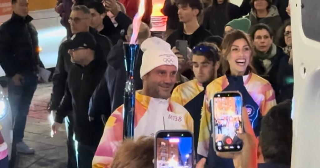 Cristi Chivu a purtat torța olimpică pe străzile orașului Milano