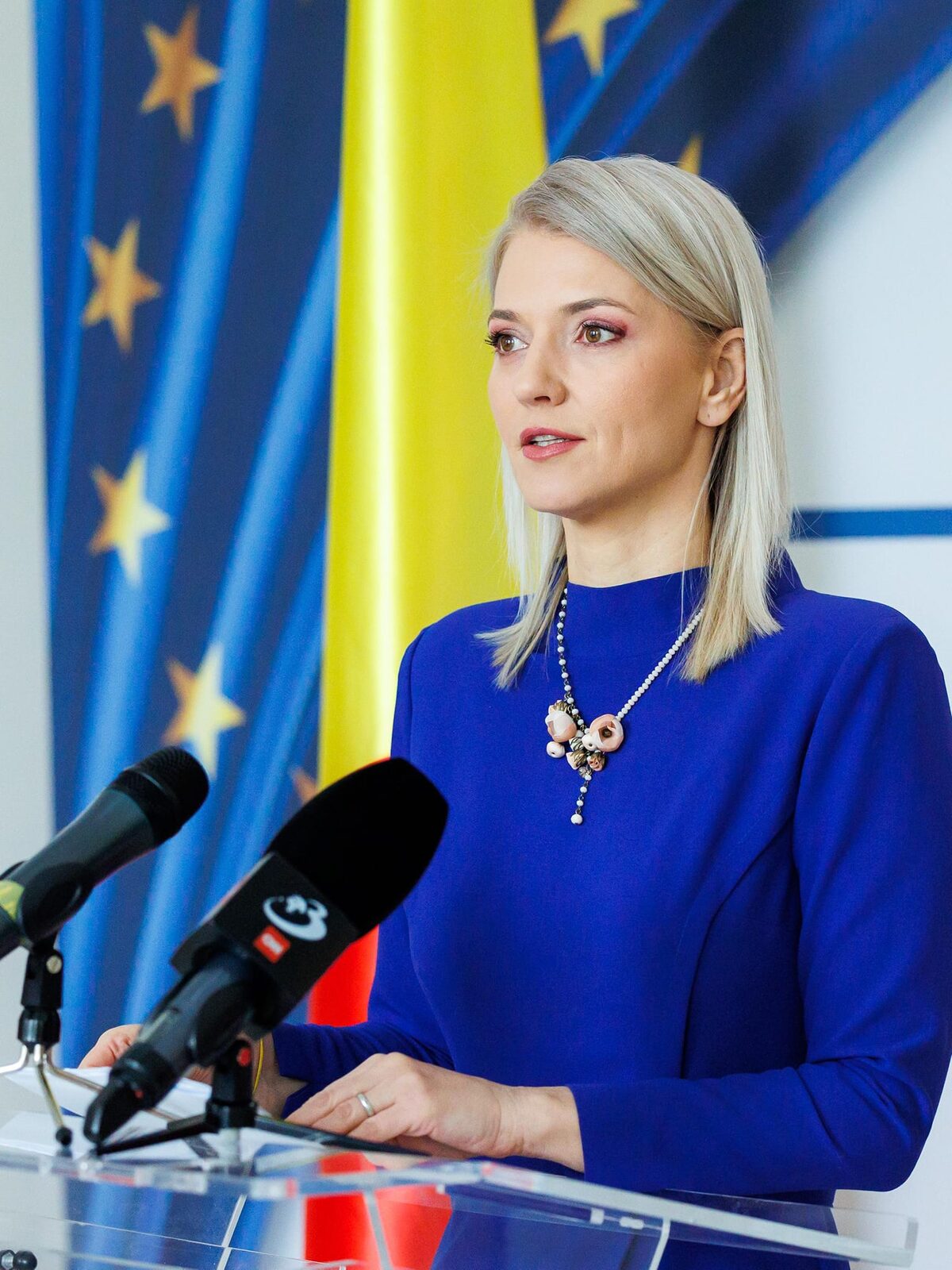 Diplomatia Crizei Apei: Alina Gorghiu cere Demisia Prefectei Județului Argeș Președinta PNL Argeș, Alina Gorghiu, a solicitat demisia prefectei județului Argeș, Ioana Făcăleață, acuzând-o de „incompetență administrativă greu de egalat” în gestionarea crizei apei, ce a atras suspiciuni de deversări ilegale în comuna Corbeni, aproape de Curtea de Argeș