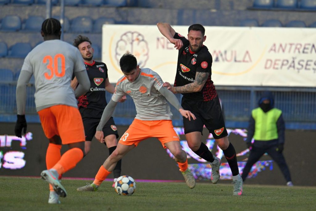 CRONICĂ DE CEZAR TITOR Csikszereda se impune „italienește” cu Metaloglobus » Formația din Pantelimon este condamnată la retrogradare, iar postul lui Mihai Teja este în pericol