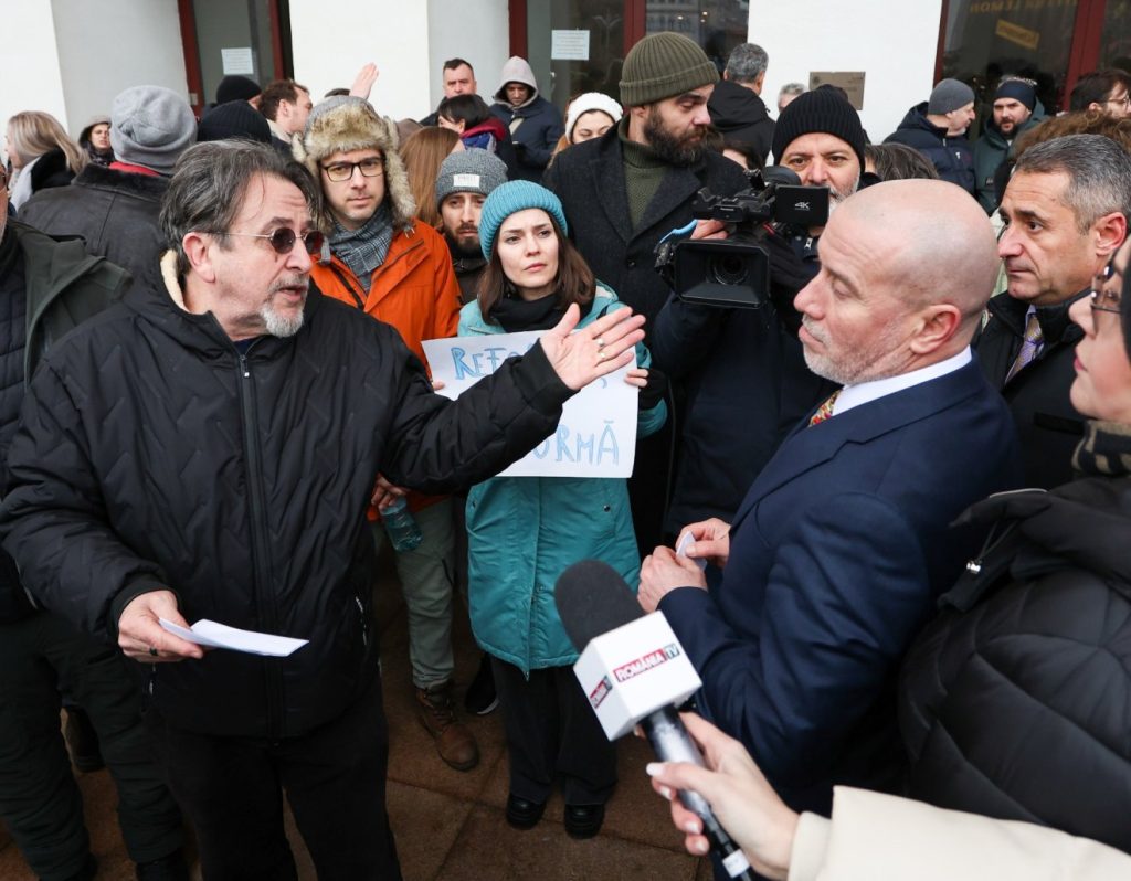 A Bukarestben utcára vonuló színészek a kulturális miniszterrel is találkoztak &bullet;  Fotó: Kulturális minisztérium/Facebook