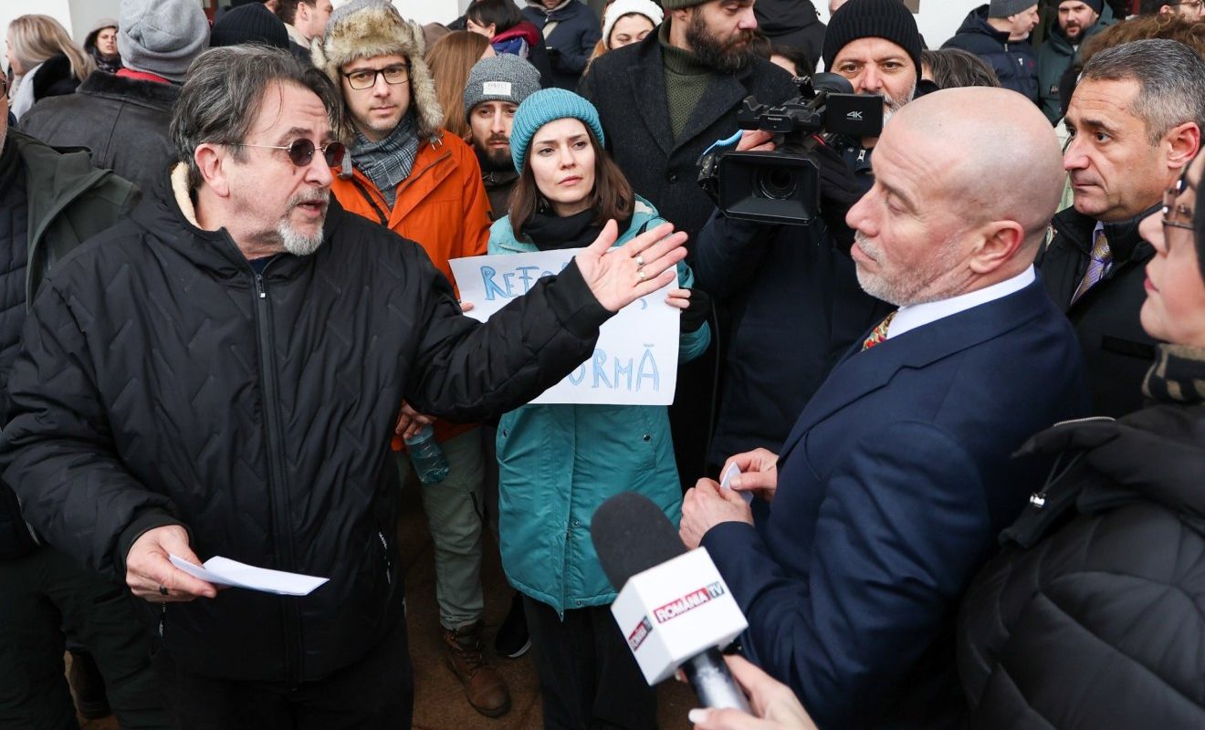 A Bukarestben utcára vonuló színészek a kulturális miniszterrel is találkoztak &bullet;  Fotó: Kulturális minisztérium/Facebook