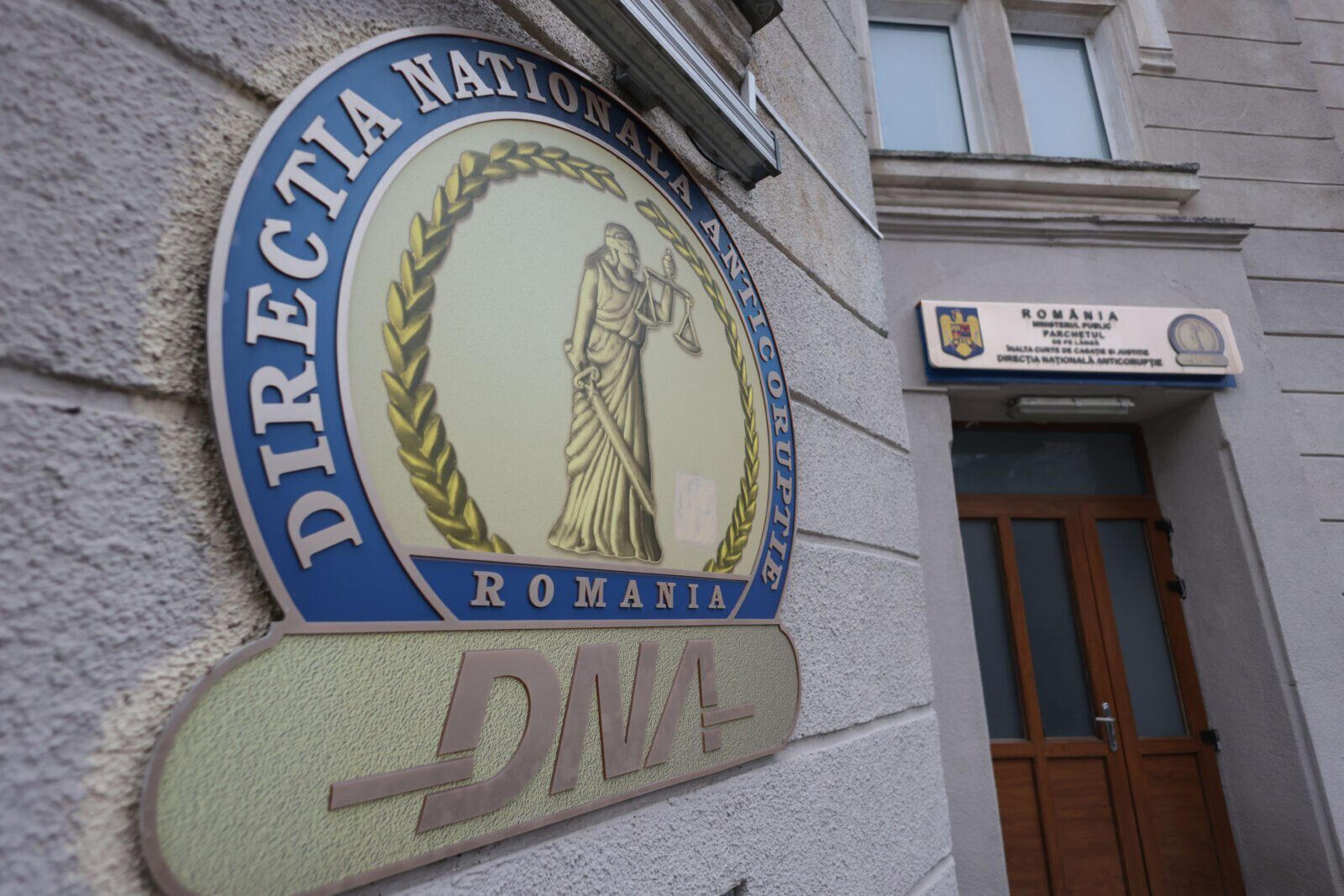 Lupta pentru cele mai importante poziții din justiție: candidat în cursă pentru Parchetul General, DNA și DIICOT Ministrul Justiției a dat publicității o listă cu candidații înscriși în cursa pentru cele mai prestigioase parchete din România, la trei dintre cele mai importante funcții din sistemul judiciar: Procurorul General, șeful DNA și directorul DIICOT