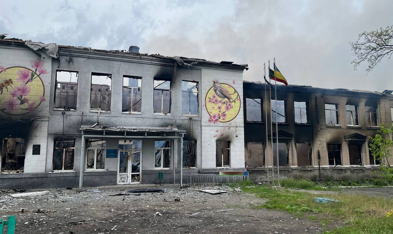 Ucraina marchează un nou capitol în eforturile sale de reconstrucție, dar în condițiile actuale, planurile pentru reabilitarea infrastructurii școlare din regiunile afectate de război suferă schimbări radicale