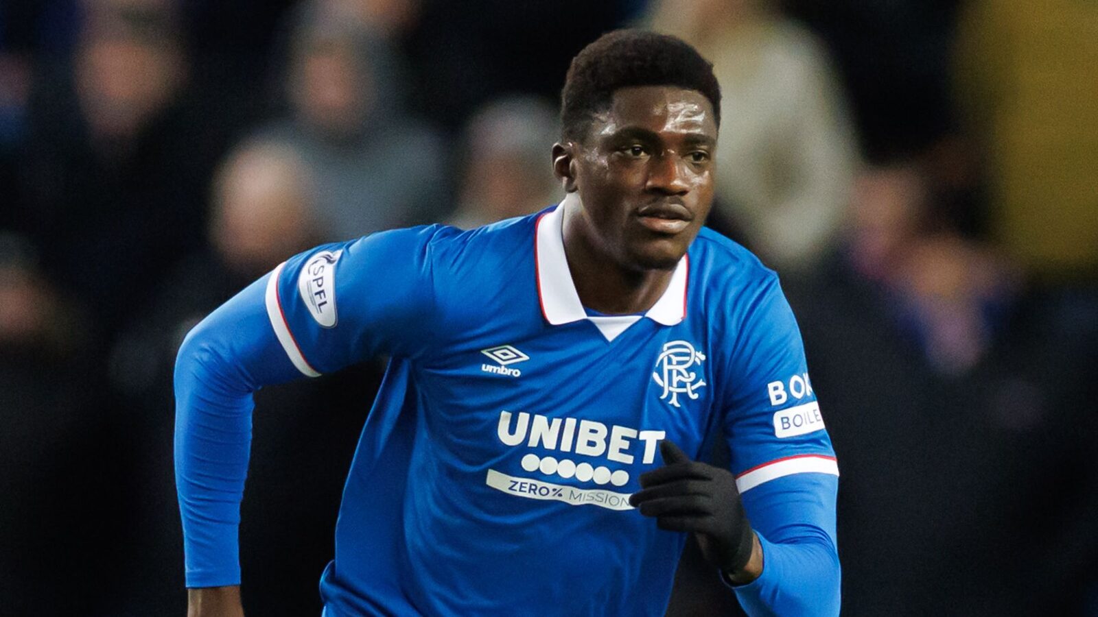 Rangers și provocările iernii scoțiene: Stil mai puțin convențional pe teren Într-un meci recent din Premiershipul scoțian, jucătorii echipei Rangers, Nasser Djiga și Djeidi Gassama, au atras atenția nu doar prin abilitățile lor de fotbaliști, ci și prin stilul inedit de îmbrăcăminte
