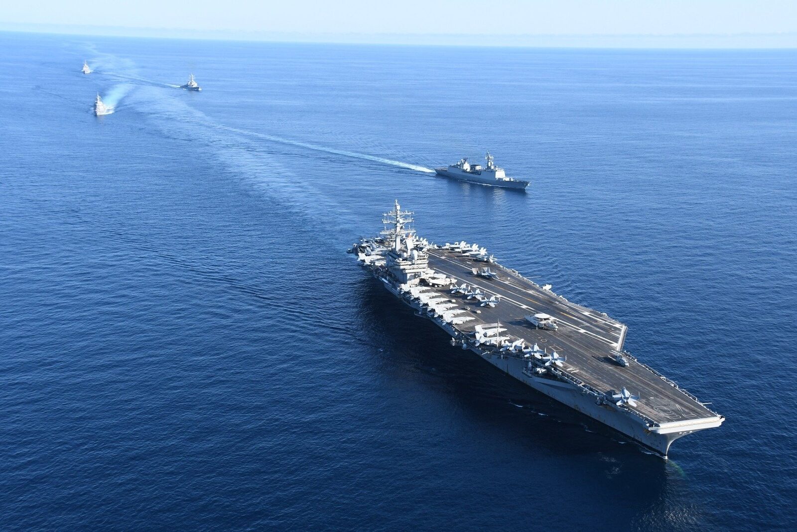 Statele Unite intensifică pregătirile militare pentru Orientul Mijlociu, după amenințările duri ale Washingtonului la adresa Iranului În contextul escaladării tensiunilor dintre Statele Unite și Iran, administrația americană anunță o nouă mobilizare militară, cu un al doilea portavion trimis în zonă „foarte curând”
