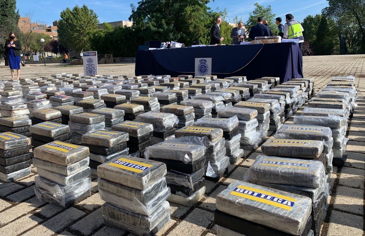 Aproape 137 de kilograme de cocaină, ascunse într-un camion provenind din Spania, au fost interceptate și confiscate marți de către autoritățile vamale din sud-vestul Franței