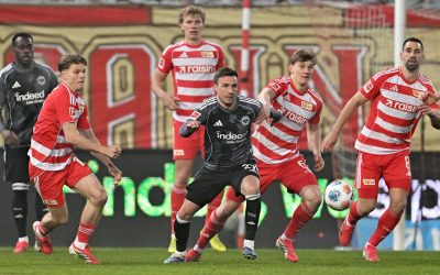 Eintracht Frankfurts Mario Götze wird im Bundesligaspiel gegen den 1. FC Union Berlin von seinen Kontrahenten András Schäfer, Aljoscha Kemlein und Rani Khedira verfolgt