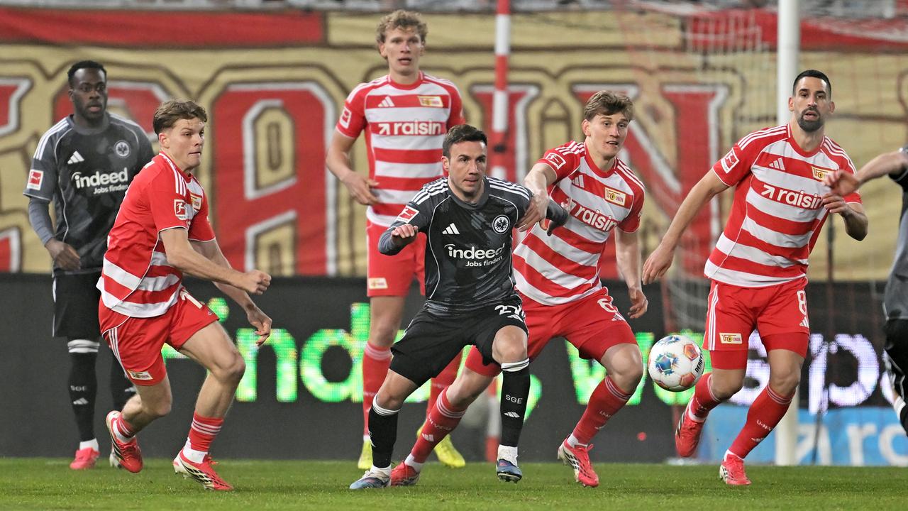 Eintracht Frankfurts Mario Götze wird im Bundesligaspiel gegen den 1. FC Union Berlin von seinen Kontrahenten András Schäfer, Aljoscha Kemlein und Rani Khedira verfolgt