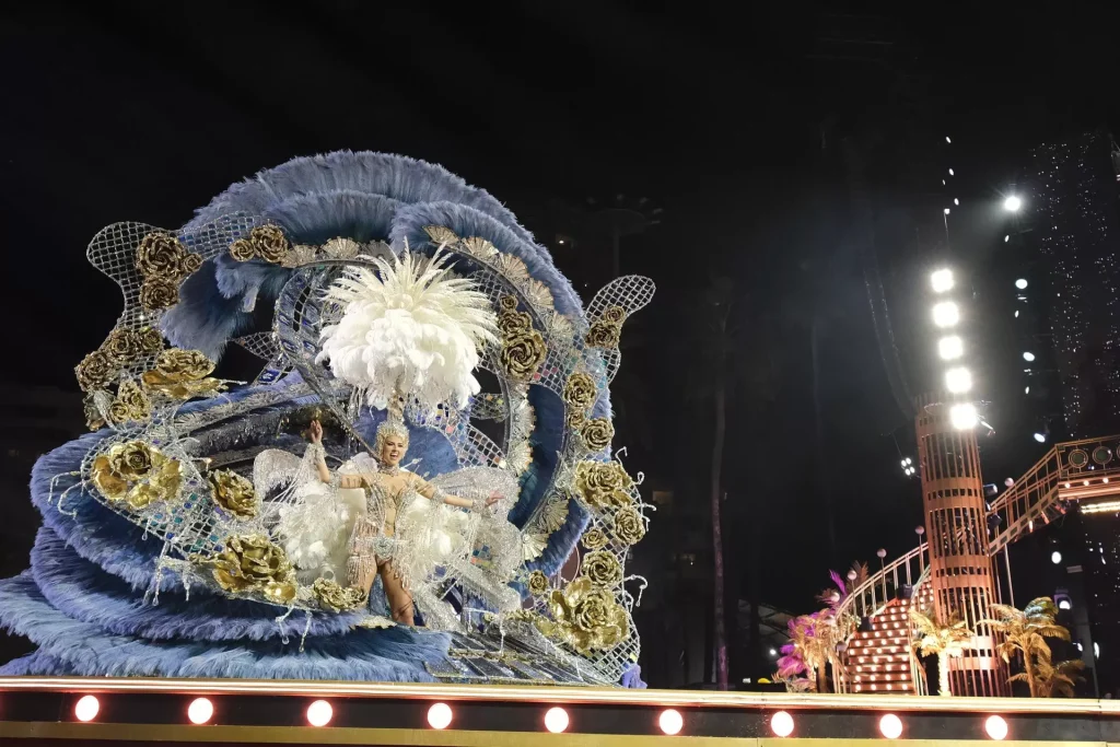 Carla Benítez González, con la fantasía Historia’ en representación de Capross 2004, es la nueva Reina del Carnaval de Las Palmas de Gran Canaria. / ÁNGEL MEDINA-EFE