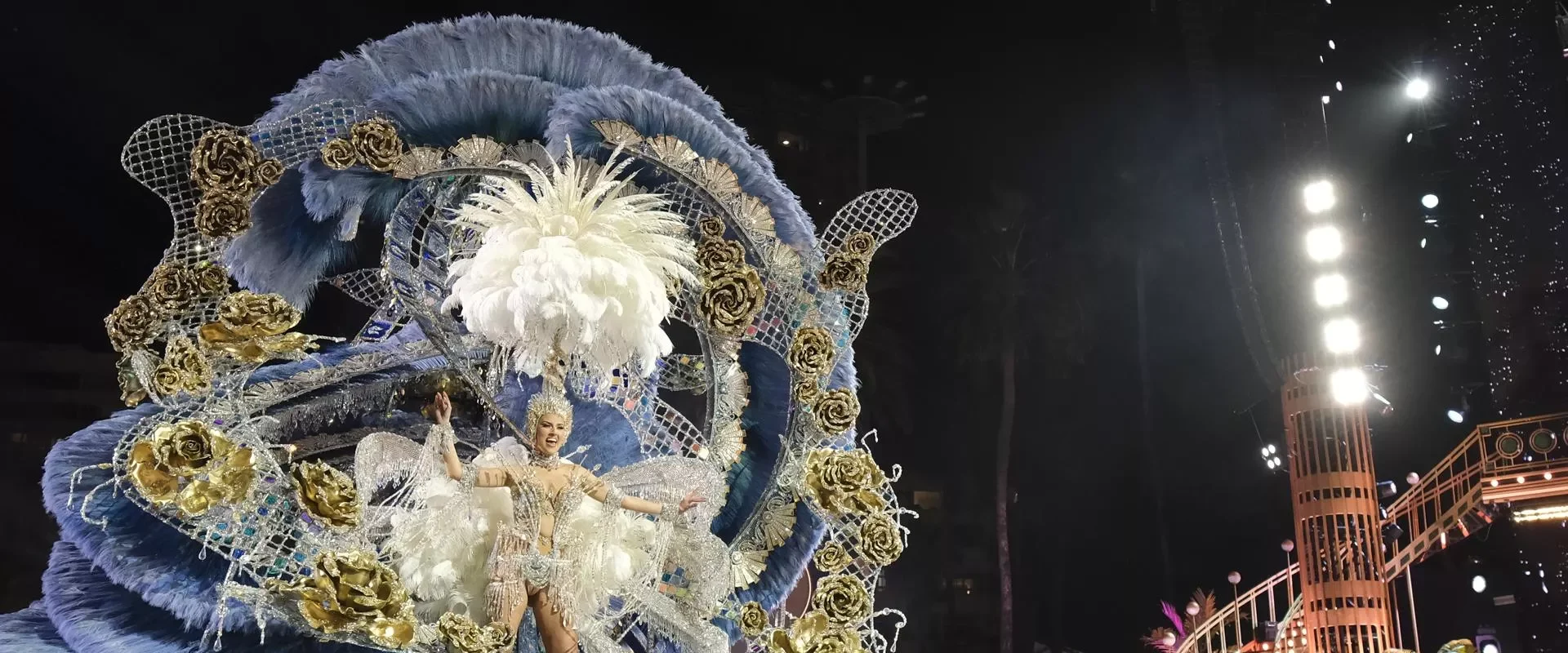 Carla Benítez González, con la fantasía Historia’ en representación de Capross 2004, es la nueva Reina del Carnaval de Las Palmas de Gran Canaria. / ÁNGEL MEDINA-EFE