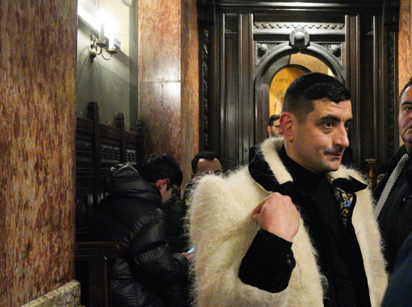 Liderul extremist George Simion cere ajutor exterior pentru “reinstaurarea democrației” în România Un clip video recent a atras din nou atenția asupra ambivalenței și retoricii controversate a liderului extremist George Simion, care, în ciuda poziției sale extrem de naționaliste și suveraniste, face apel la intervenții din afara țării pentru a „reinstaura democrația” în România