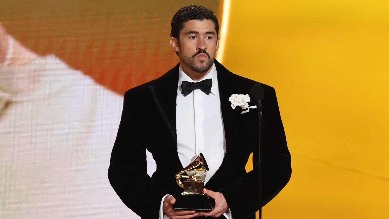 Bad Bunny și Olivia Dean, vocile din spatele imigrației la Premiile Grammy 2026 În cadrul celei de-a 68-a ediții a Premiilor Grammy, artiștii Bad Bunny și Olivia Dean au folosit platforma globală pentru a susține drepturile imigranților, atrăgând atenția asupra politicilor controversate ale administrației Trump
