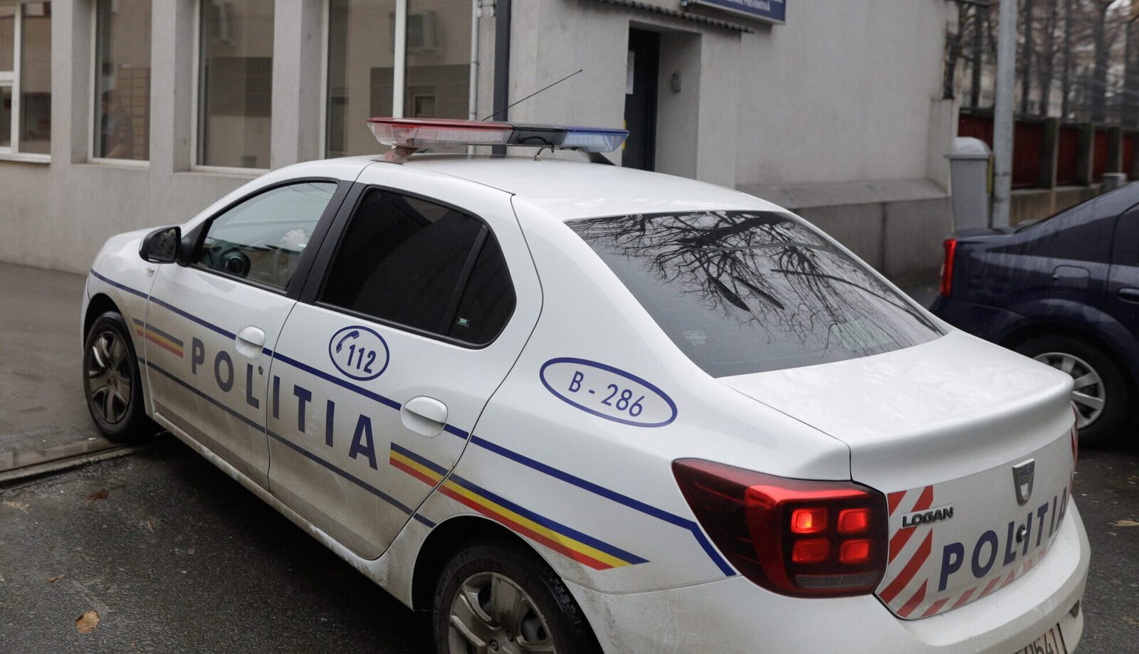 O femeie din București, în vârstă de 38 de ani, este cercetată pentru înșelăciune și fals în înscrisuri, după ce ar fi încasat aproximativ 40.000 de euro de la mai mulți clienți, promițând vacanțe pe care nu le-a organizat niciodată