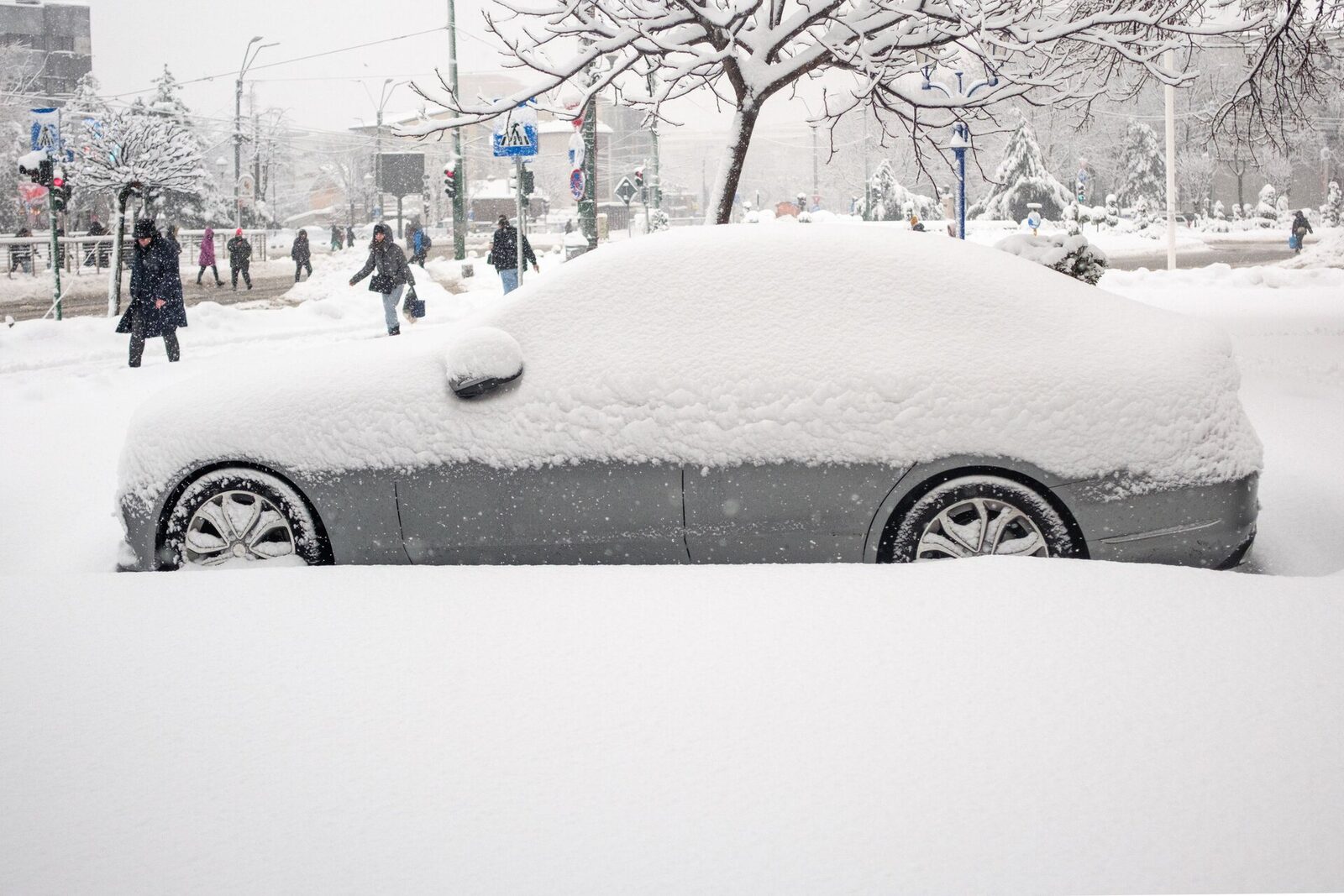 Zăpada a lovit din plin Capitala, aducând cu sine condiții meteo extreme și o serie de probleme logistice care au blocat circulația în centrul orașului