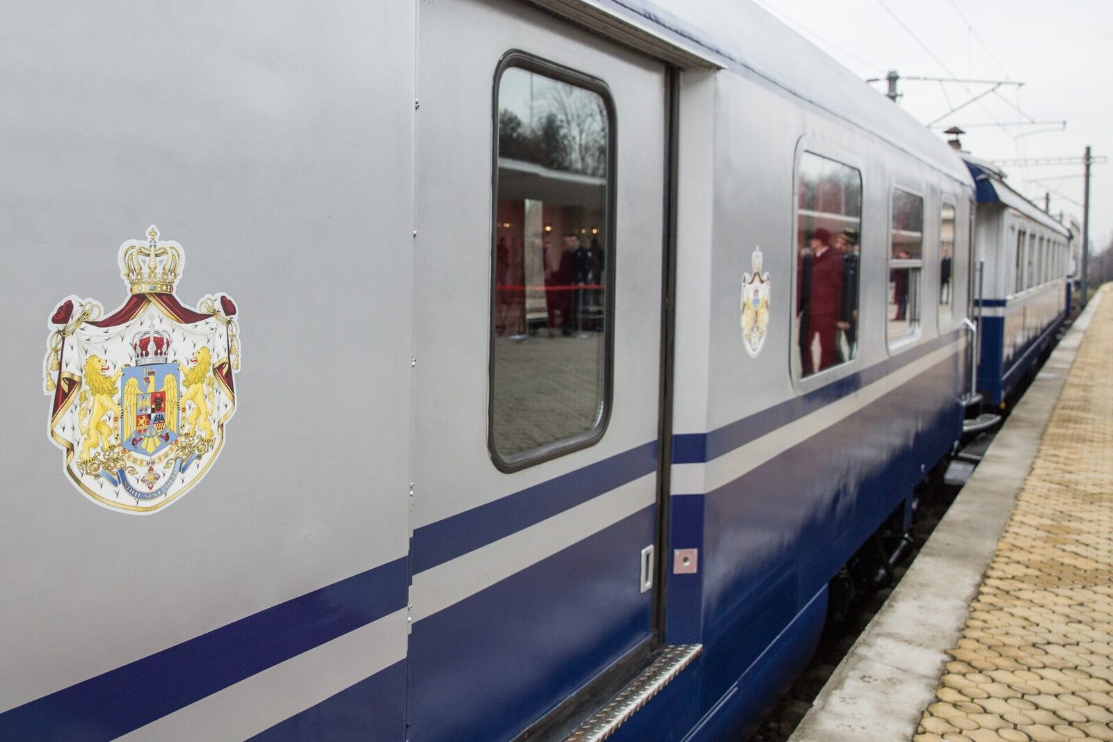Dezorați, lăsați în paragină, trenurile de patrimoniu ale României au devenit acum simple refugii pentru animalele străzii