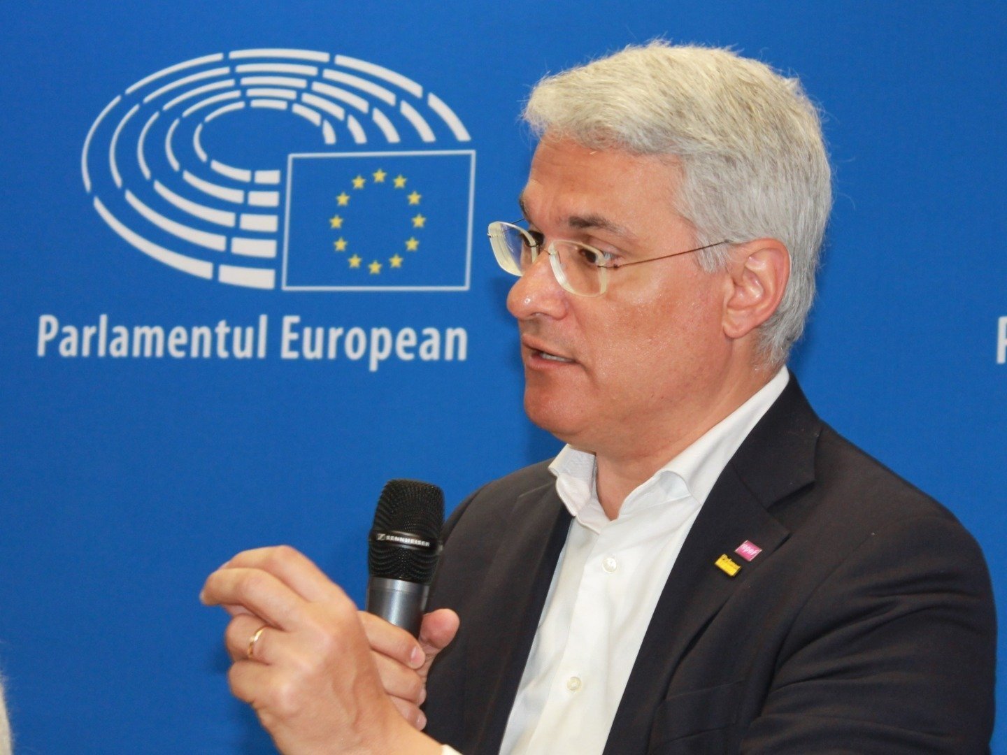 Ministrul Investițiilor: PNRR nu riscă să fie blocat financiar, deși unii politicieni încearcă să creeze panică Într-un discurs vehement, ministrul Investițiilor și Proiectelor Europene, Dragoș Pîslaru, membru USR, a respins categoric orice afirmație privind un posibil blocaj financiar al Planului Național de Redresare și Reziliență (PNRR)
