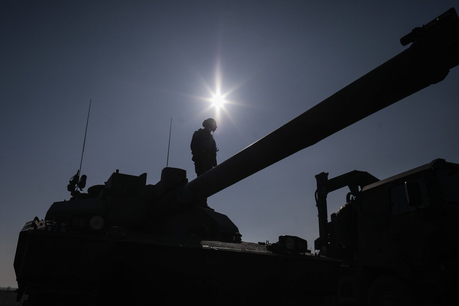 Ministrul Apărării, Radu Miruță, a dorit să liniștească militarii și cadrele din sistemul de apărare din cadrul Ministerului, asigurând că drepturile lor financiare nu vor fi afectate de deciziile recente ale Curții Constituționale