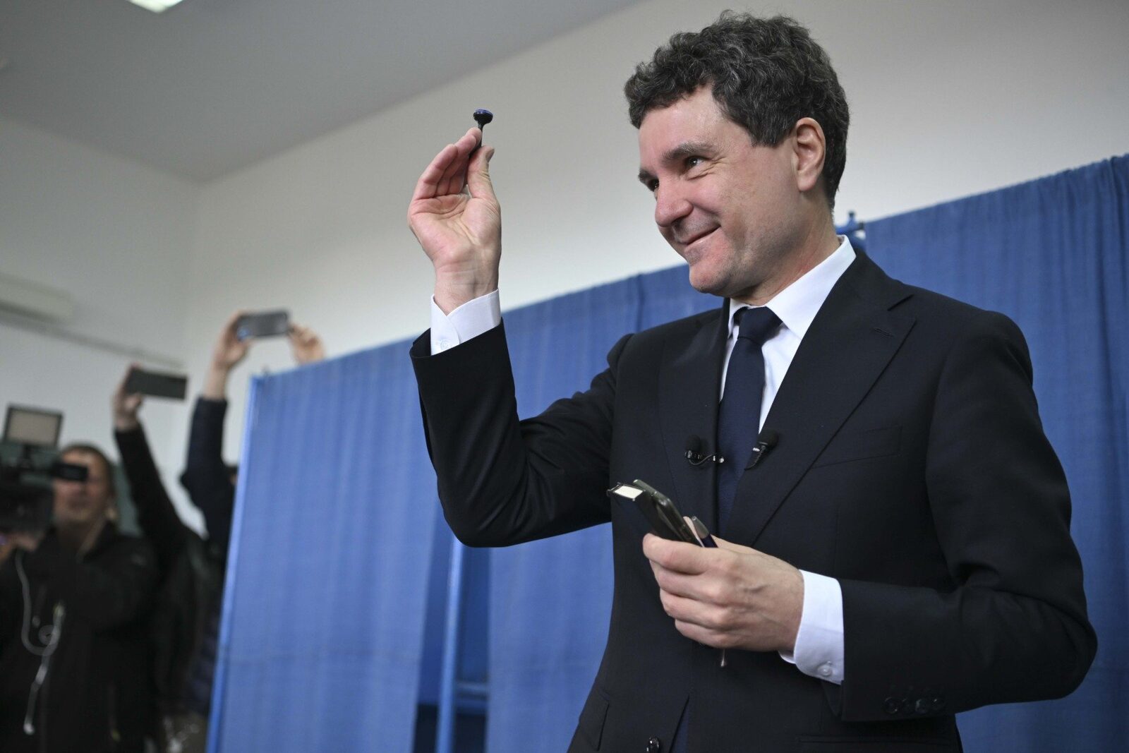Kelemen Hunor cere un raport oficial pentru clarificarea situației alegerilor prezidențiale – Criza de credibilitate a României înrăutățește imaginea țării pe scena internațională Situația politică a României continuă să fie marcată de tensiune și incertitudine, iar liderii politici nu ezită să pună presiune pe autorități pentru a găsi soluții clare și rapide