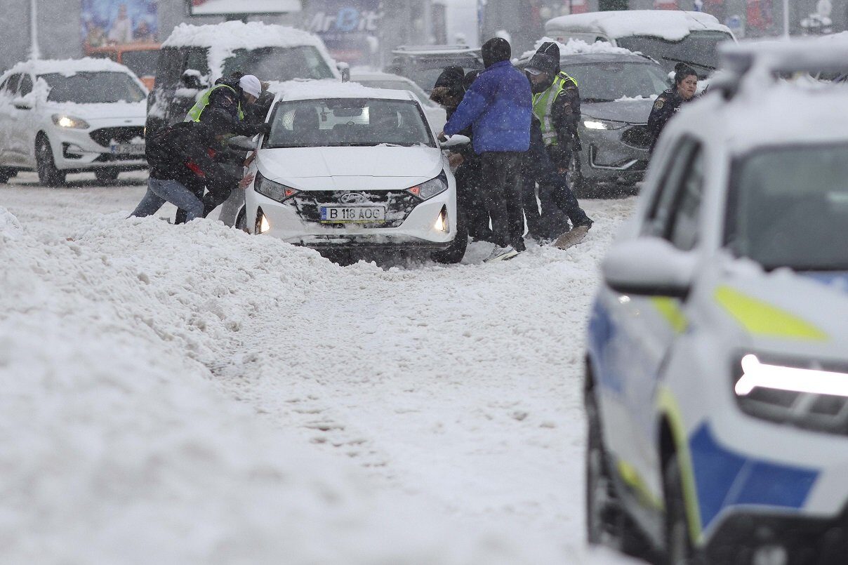 Buclucul ninsorii în București:首 Primăria afimă că nu există blocaje majore, în timp ce traficul se menține relativ fluent După ninsorile abundente care au acoperit capitala în ultimele ore, autoritățile locale susțin că Bucureștiul nu se află într-o situație de criză de amploare