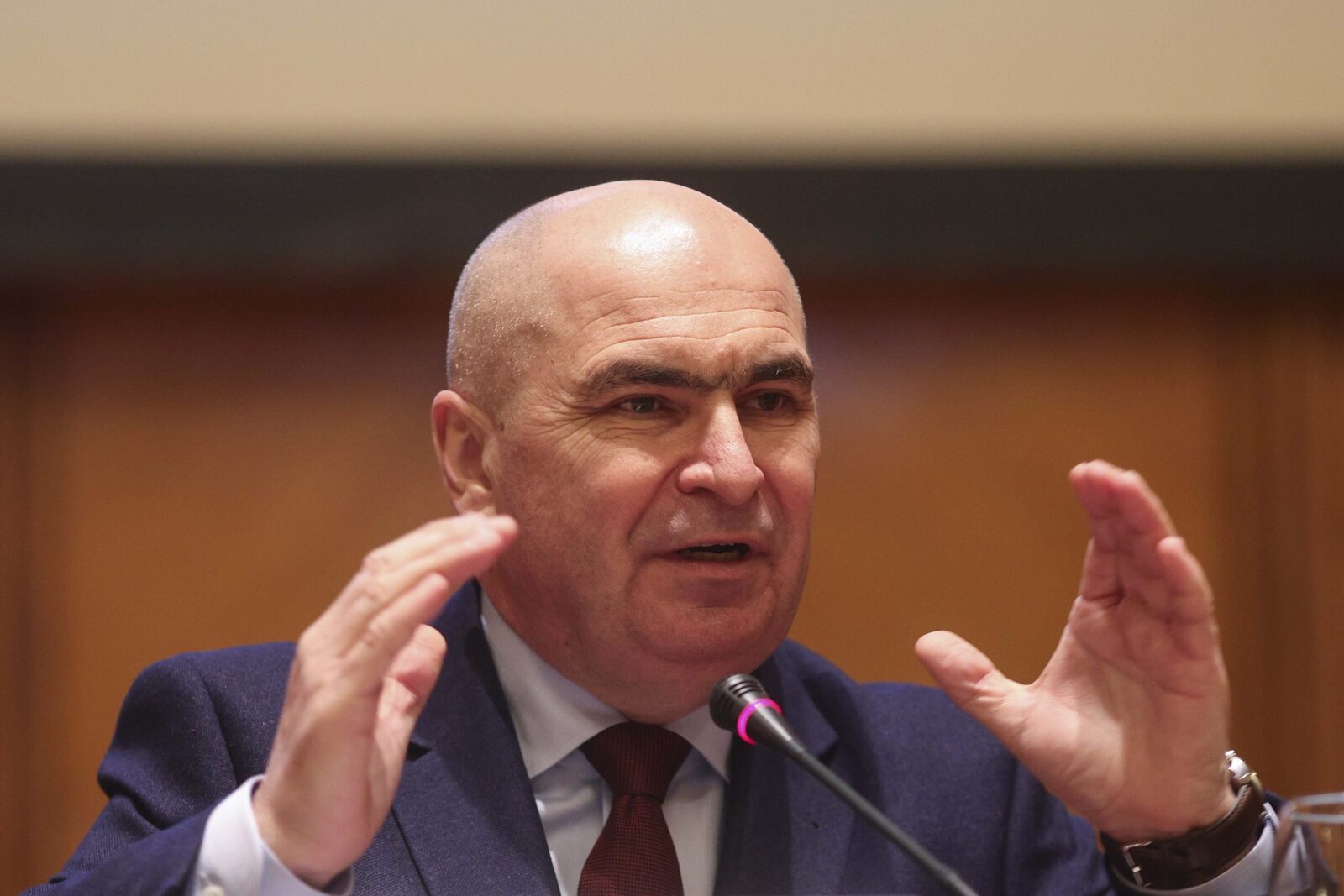 Recesiunea tehnică, un cost anticipat al tranziției economice în România Premierul Ilie Bolojan a anunțat că România a intrat în recesiune tehnică, o situație pe care o cataloghează drept un cost „anticipat și inevitabil” al tranziției către un model economic mai sustenabil