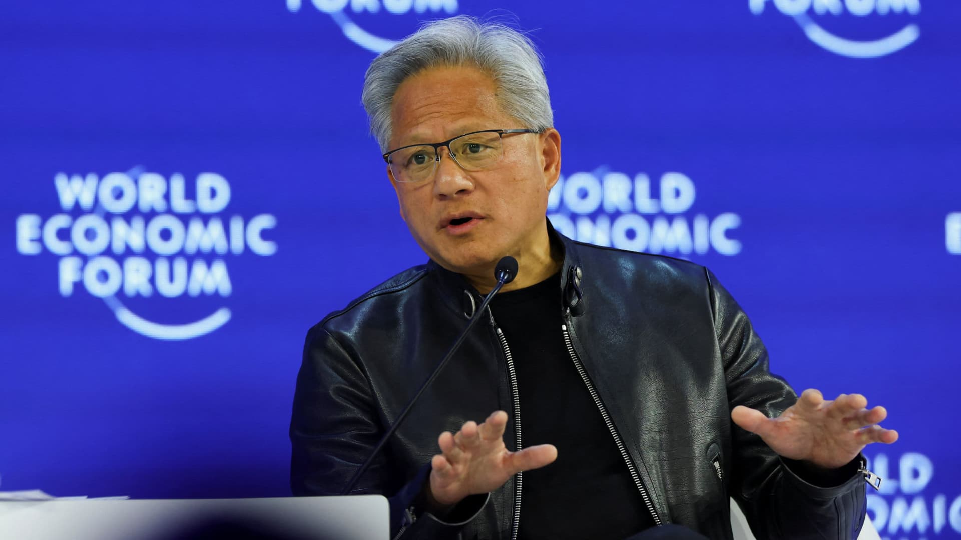 Nvidia și OpenAI: Colaborarea pe muchie de cuțit Jensen Huang, CEO-ul Nvidia, a declarat în cadrul unei interviuri recente că planurile companiei de a investi în OpenAI sunt „in continuare pe drumul cel bun”