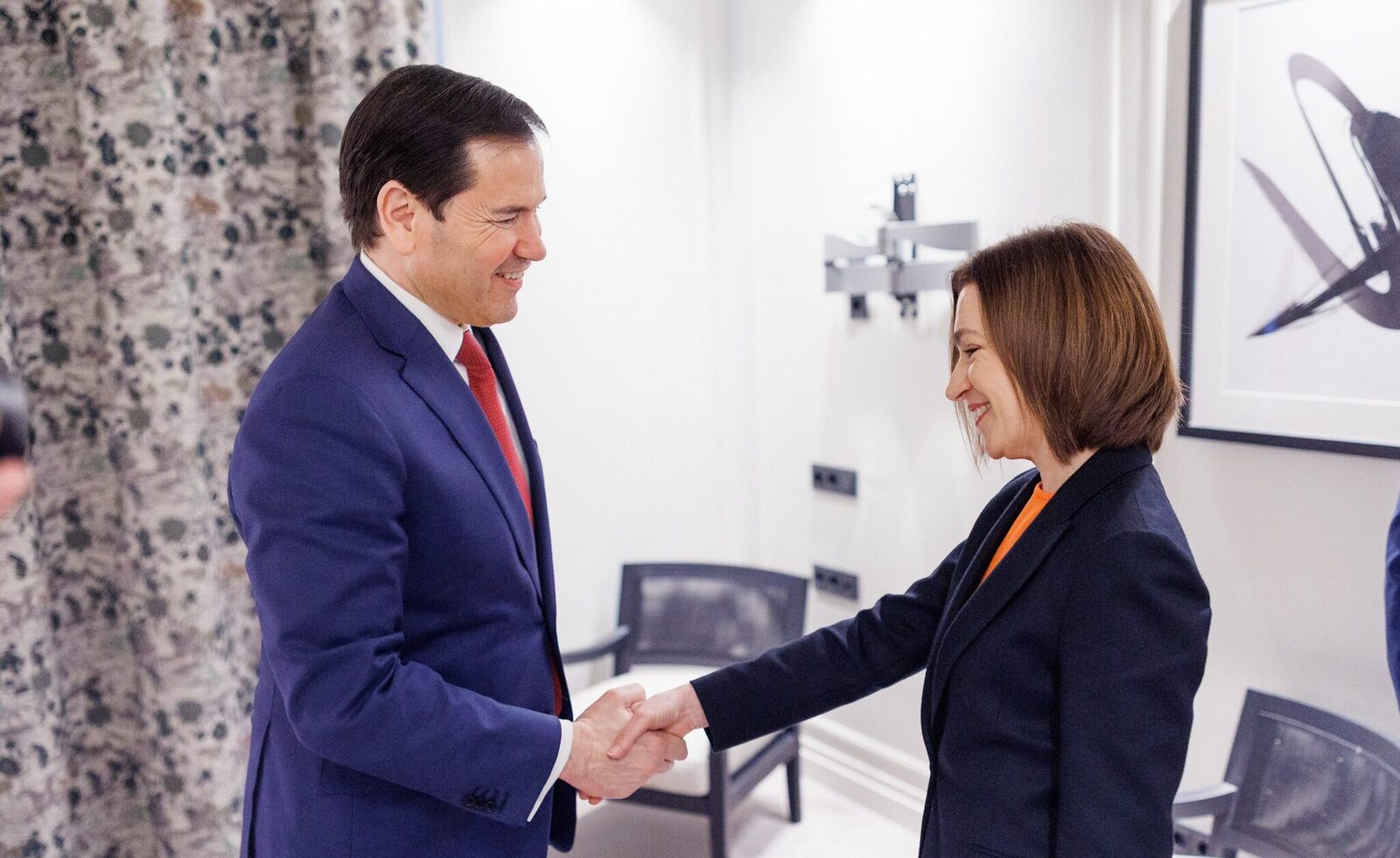 Maia Sandu și oficiali americani, aliniere strategică în plină criză regională Întâlnirea neașteptată dintre președinta Republicii Moldova, Maia Sandu, și secretarul de stat american, Marco Rubio, a avut loc la sfârșitul săptămânii trecute, în marja Conferinței de Securitate de la Munchen