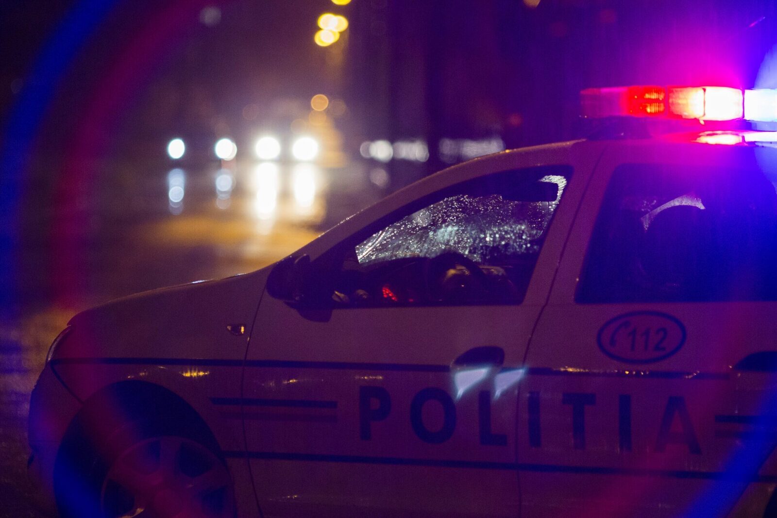 O fată de 16 ani a fost gravr rănită miercuri după ce a călcat într-o baltă formată pe bulevardul Iuliu Maniu din Sectorul 6 al Capitalei, incident cauzat de fire electrice rupte, al căror pericol a fost accentuat de ninsorile abundente și viscolul frequent în această perioadă