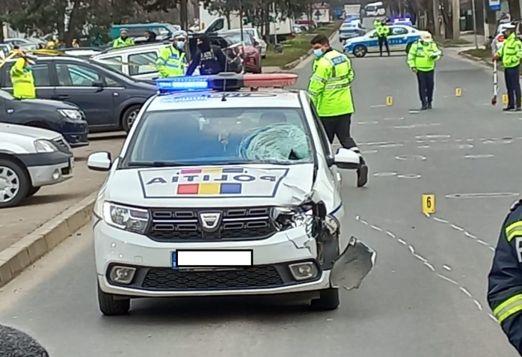 Masina-politie-accident-Laminorului-e1642078802386.jpg