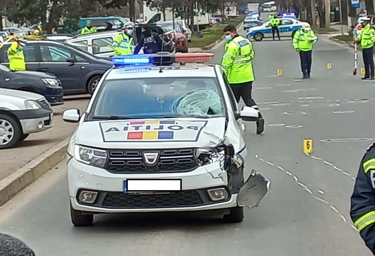 Un incident neobișnuit a avut loc pe drumul national 21, în apropierea satului Valea Cânepii, unde un polițist aflat în misiune a fost implicat într-un accident deosebit de grav, în care a lovit cu autoturismul personal autospeciala de poliție staționată cu semnalele luminoase în funcțiune