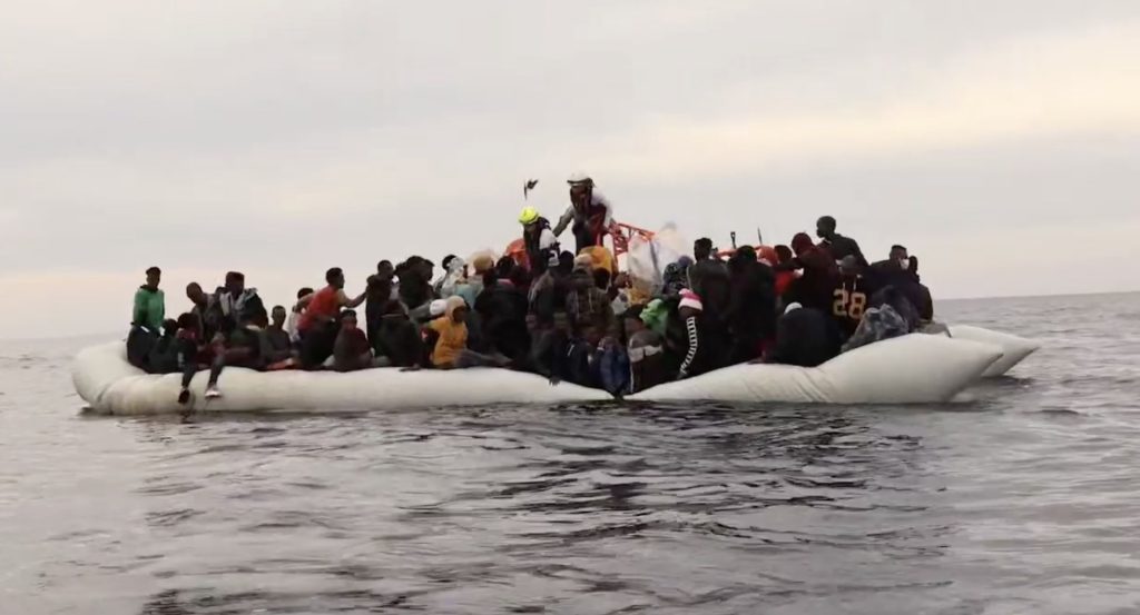 Migranti-Barca-pneumatica-Marea-Mediterana.jpg
