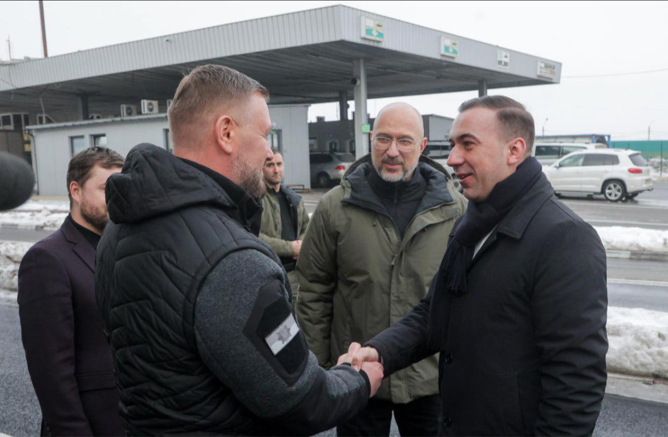 Ministrul Energiei, Bogdan Ivan, în vizită la granița cu Ucraina: Mesaj de solidaritate și colaborare în fața crizei energetice Ministrul Energiei din România, Bogdan Ivan, a efectuat sâmbătă o vizită la frontieră cu Ucraina, într-un moment în care tensiunile geopolitice și criza energetică amenință stabilitatea regiunii
